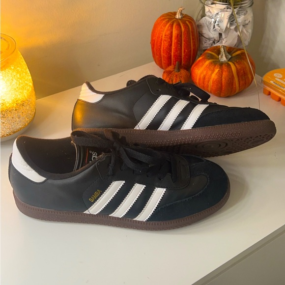 adidas Shoes - ADIDAS SAMBAS size 6